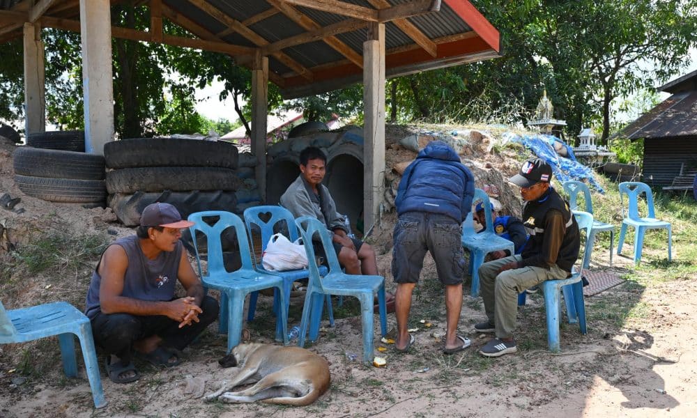 Ban Kruat (Thailand), 08/12/2025.- Thai villagers rest near a concrete bunker following clashes between Thai and Cambodian troops in Ban Kruat district near the Thai–Cambodian border in Buriram province, Thailand, 08 December 2025. The Royal Thai Army has reported a Thai soldier was killed and other eight wounded in the multiple border area clashes between Thai and Cambodian troops after Cambodian troops attacked in the Phu Pha Lek hill of Phlan Hin Paet Kon area in Kantharalak district, Si Sa Ket province that prompted the evacuation of residents in four northeastern provinces bordering Cambodia, according to Thai Army spokesman Major General Winthai Suvaree. (Camboya, Tailandia) EFE/EPA/KAIKUNGWON DUANJUMROON