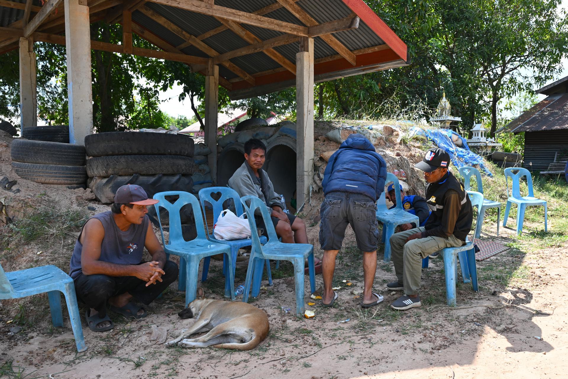 Ban Kruat (Thailand), 08/12/2025.- Thai villagers rest near a concrete bunker following clashes between Thai and Cambodian troops in Ban Kruat district near the Thai–Cambodian border in Buriram province, Thailand, 08 December 2025. The Royal Thai Army has reported a Thai soldier was killed and other eight wounded in the multiple border area clashes between Thai and Cambodian troops after Cambodian troops attacked in the Phu Pha Lek hill of Phlan Hin Paet Kon area in Kantharalak district, Si Sa Ket province that prompted the evacuation of residents in four northeastern provinces bordering Cambodia, according to Thai Army spokesman Major General Winthai Suvaree. (Camboya, Tailandia) EFE/EPA/KAIKUNGWON DUANJUMROON