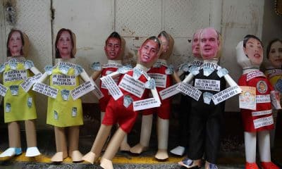 Fotografía que muestra muñecos de fin de año con rostros de personajes famosos y controvertidos de Perú este martes, en Lima (Perú). EFE/ Paolo Aguilar