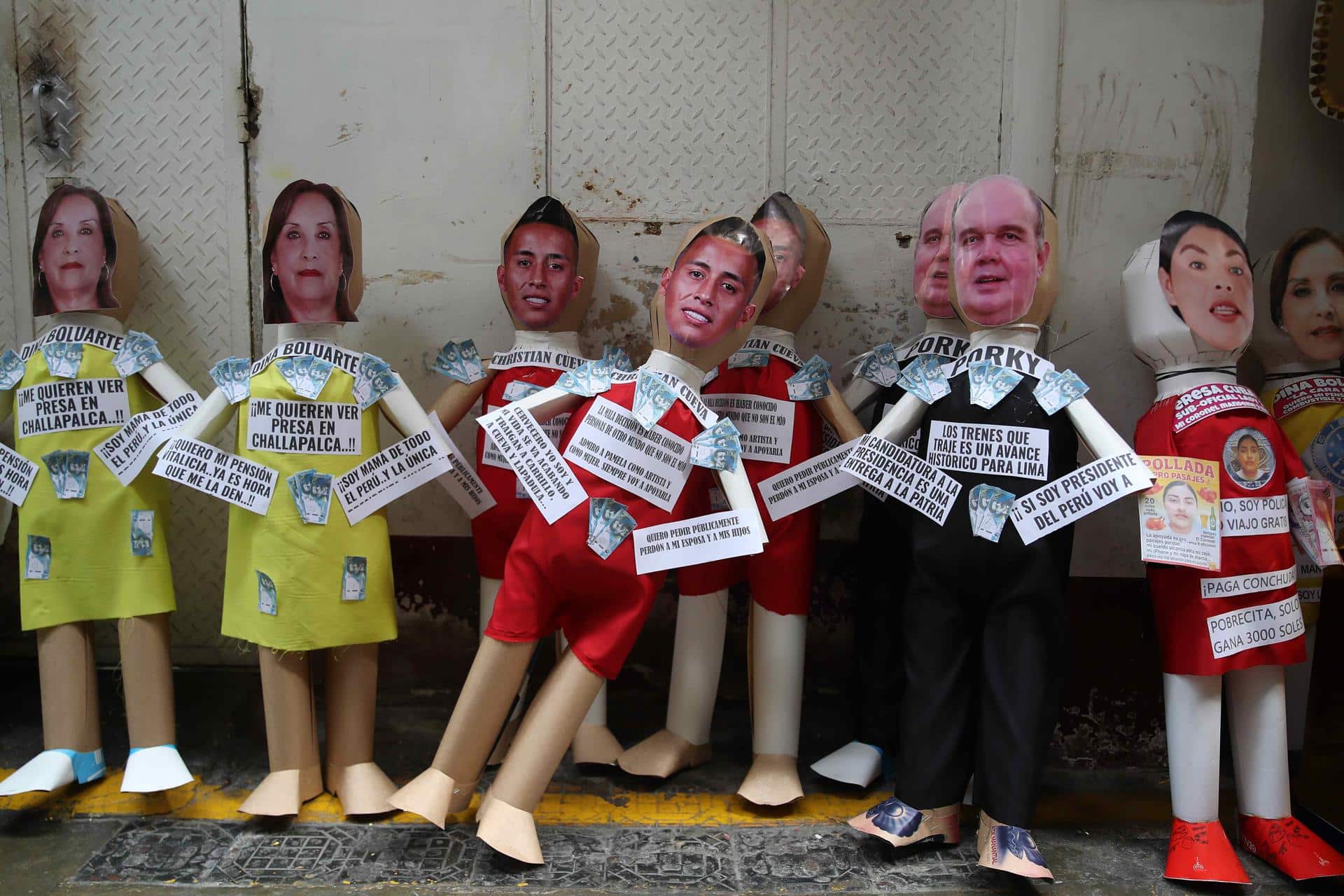 Fotografía que muestra muñecos de fin de año con rostros de personajes famosos y controvertidos de Perú este martes, en Lima (Perú). EFE/ Paolo Aguilar