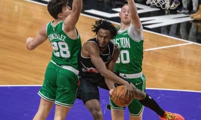Immanuel Quickley (c), de Toronto Raptors, disputa el balón con Hugo González (i) de Boston Celtics este domingo durante un partido jugado en el Scotiabank Arena en Toronto. EFE/ Julio César Rivas