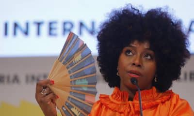 La escritora y activista nigeriana Chimamanda Ngozi Adichie habla durante un conversatorio en la 39 edición de la Feria Internacional del Libro de Guadalajara (FIL) este sábado, en Jalisco (México). EFE/Francisco Guasco