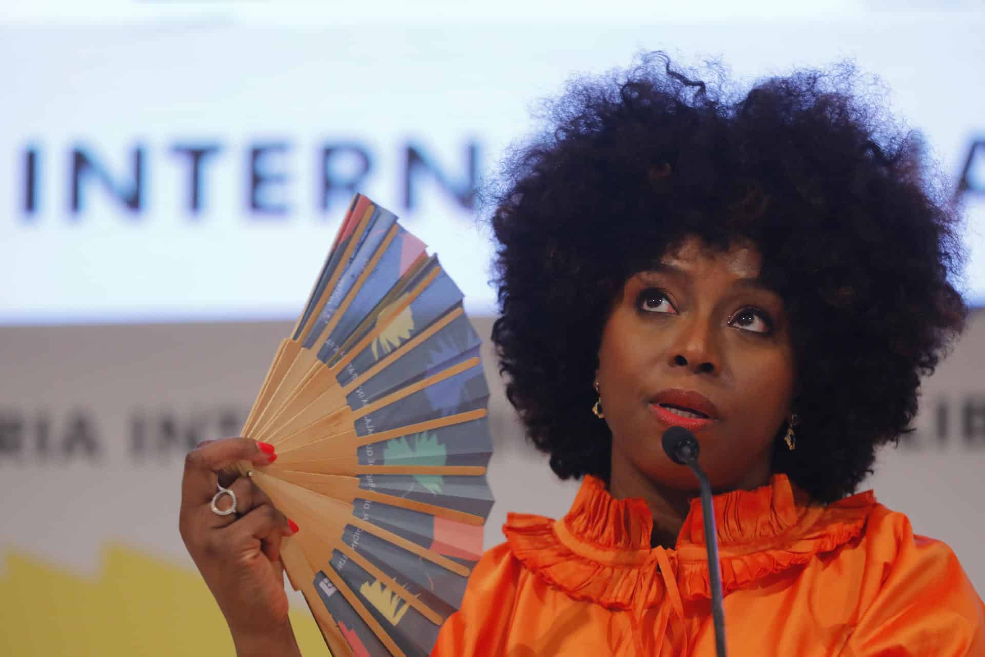 La escritora y activista nigeriana Chimamanda Ngozi Adichie habla durante un conversatorio en la 39 edición de la Feria Internacional del Libro de Guadalajara (FIL) este sábado, en Jalisco (México). EFE/Francisco Guasco