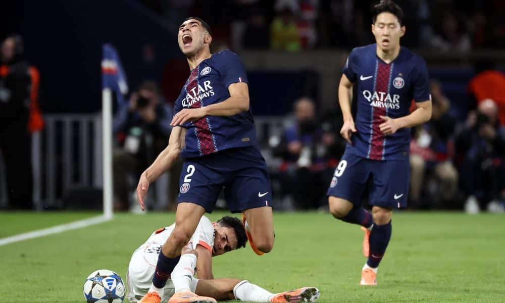 El lateral del PSG Acharaf Hakimi sufre la entrada de Luis Diaz, del Bayern Múnich, en Parí el apsado 4 de noviembre. EFE/EPA/CHRISTOPHE PETIT TESSON