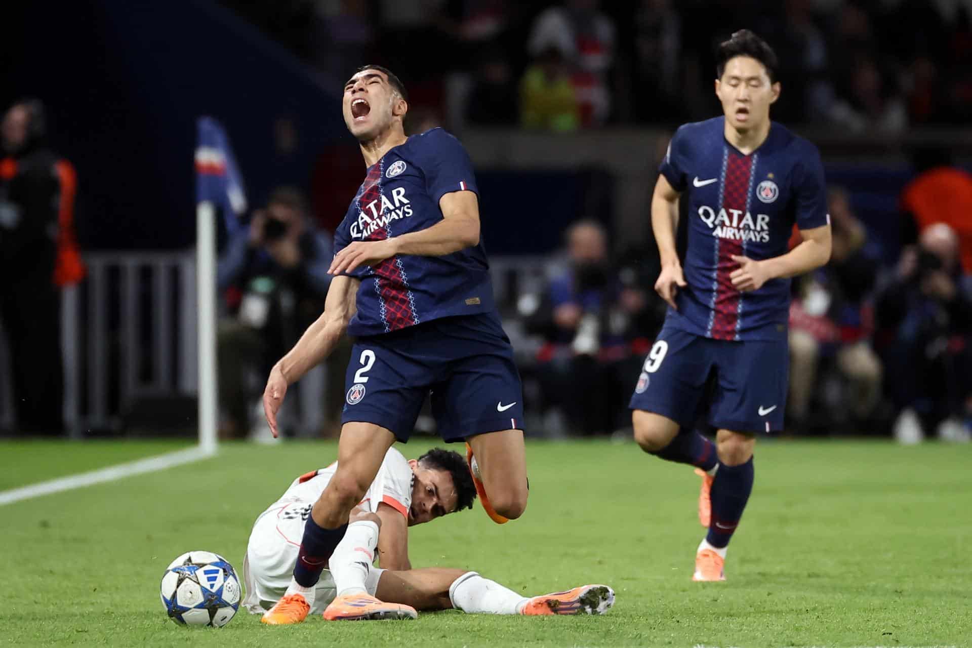 El lateral del PSG Acharaf Hakimi sufre la entrada de Luis Diaz, del Bayern Múnich, en Parí el apsado 4 de noviembre. EFE/EPA/CHRISTOPHE PETIT TESSON