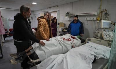 Latakia (Siria), 28/12/2025.- Cuerpos de personas fallecidas durante las protestas de la comunidad alauita por el atentado del viernes en una mezquita en la ciudad de Homs. EFE/EPA/AHMAD FALLAHA