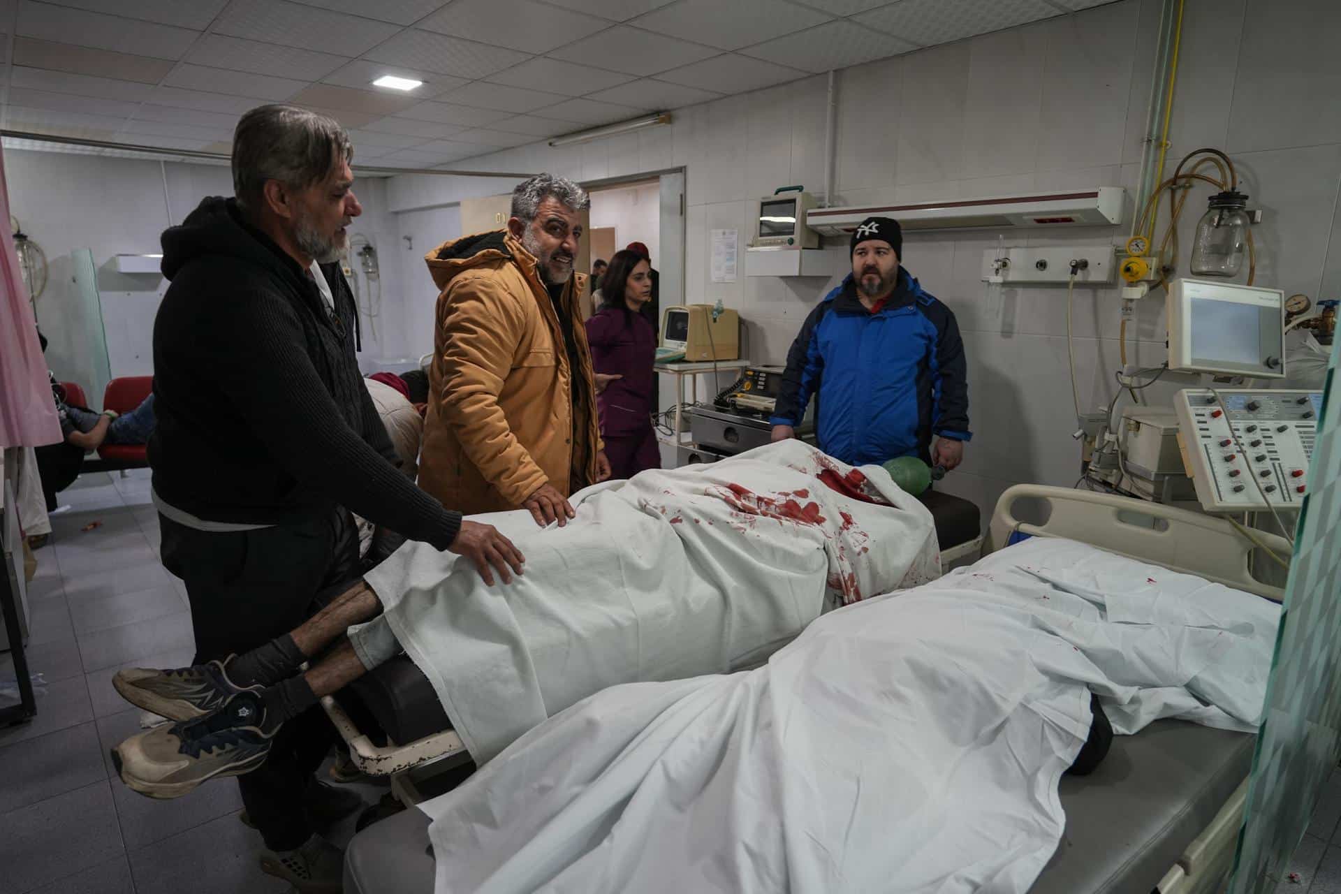 Latakia (Siria), 28/12/2025.- Cuerpos de personas fallecidas durante las protestas de la comunidad alauita por el atentado del viernes en una mezquita en la ciudad de Homs. EFE/EPA/AHMAD FALLAHA