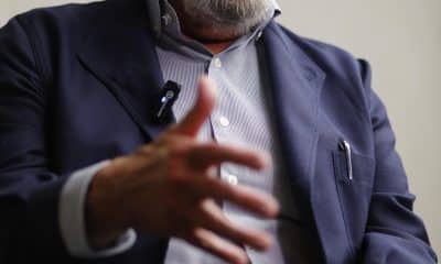 El escritor y ensayista mexicano Gonzalo Celorio habla durante una entrevista con EFE, en el marco de la 39 edición de la Feria Internacional del Libro de Guadalajara (FIL), en Jalisco (México). EFE/Francisco Guasco