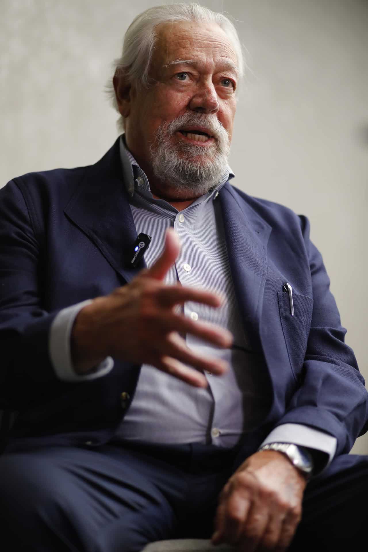 El escritor y ensayista mexicano Gonzalo Celorio habla durante una entrevista con EFE, en el marco de la 39 edición de la Feria Internacional del Libro de Guadalajara (FIL), en Jalisco (México). EFE/Francisco Guasco