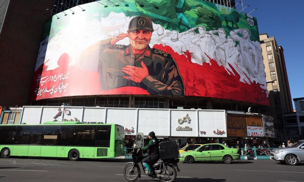 Cartel de la Guardia Revolucionaria de Irán en la capital, Teherán. EFE/EPA/ABEDIN TAHERKENAREH