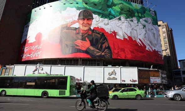Cartel de la Guardia Revolucionaria de Irán en la capital, Teherán. EFE/EPA/ABEDIN TAHERKENAREH