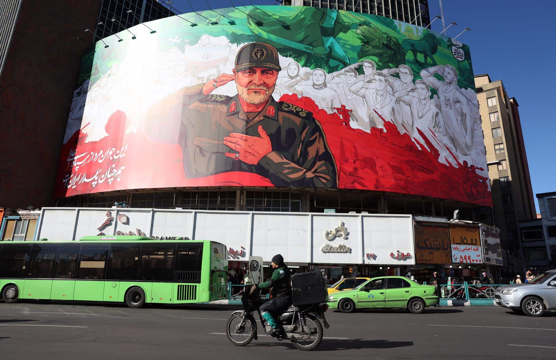 Cartel de la Guardia Revolucionaria de Irán en la capital, Teherán. EFE/EPA/ABEDIN TAHERKENAREH