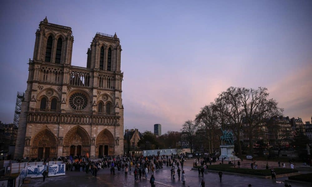 Visitantes se reúnen fuera de la Catedral de Notre Dame un año después de la reapertura en París, Francia, 04 de diciembre de 2025. 
 EFE/EPA/YOAN VALAT