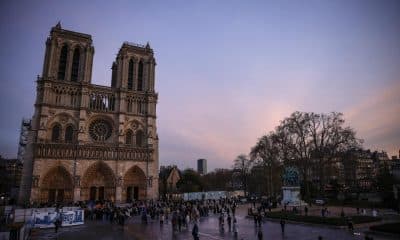Visitantes se reúnen fuera de la Catedral de Notre Dame un año después de la reapertura en París, Francia, 04 de diciembre de 2025. 
 EFE/EPA/YOAN VALAT
