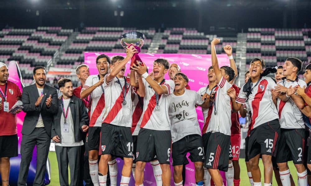 Fotografía cedida por los organizadores de la Copa Messi que muestra este domingo a los jugadores del equipo sub-16 del River Plate argentino en plena celebración de la conquista de la primera edición del torneo tras derrotar por 2-0 al Atlético de Madrid en el Chase Stadium, de Fort Lauderdale. EFE/Copa Messi /SOLO DISPONIBLE PARA ILUSTRAR LA NOTICIA QUE ACOMPAÑA (CRÉDITO OBLIGATORIO)
