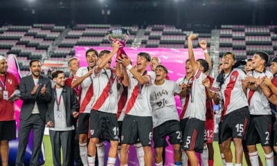 Fotografía cedida por los organizadores de la Copa Messi que muestra este domingo a los jugadores del equipo sub-16 del River Plate argentino en plena celebración de la conquista de la primera edición del torneo tras derrotar por 2-0 al Atlético de Madrid en el Chase Stadium, de Fort Lauderdale. EFE/Copa Messi /SOLO DISPONIBLE PARA ILUSTRAR LA NOTICIA QUE ACOMPAÑA (CRÉDITO OBLIGATORIO)