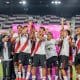 Fotografía cedida por los organizadores de la Copa Messi que muestra este domingo a los jugadores del equipo sub-16 del River Plate argentino en plena celebración de la conquista de la primera edición del torneo tras derrotar por 2-0 al Atlético de Madrid en el Chase Stadium, de Fort Lauderdale. EFE/Copa Messi /SOLO DISPONIBLE PARA ILUSTRAR LA NOTICIA QUE ACOMPAÑA (CRÉDITO OBLIGATORIO)