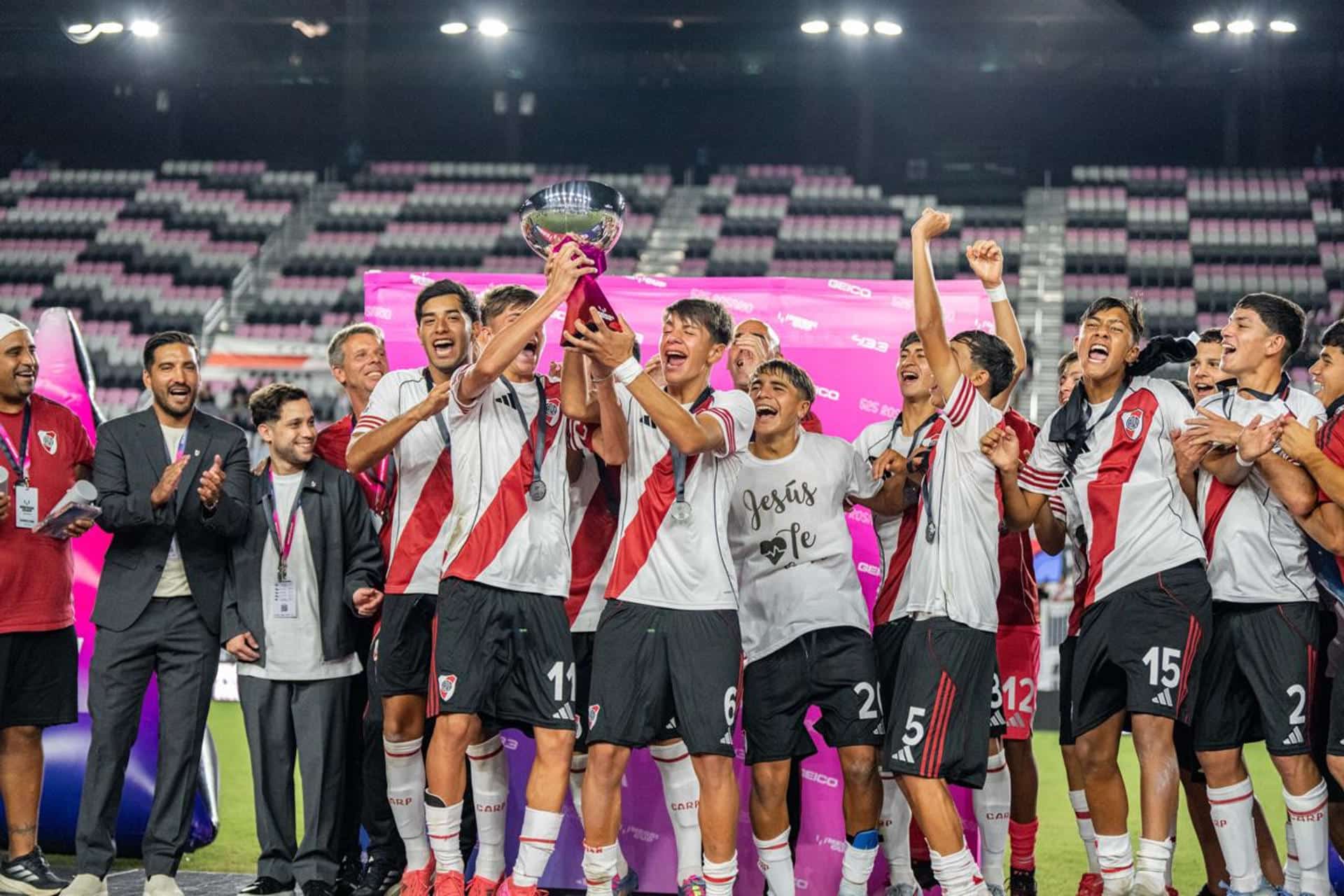 Fotografía cedida por los organizadores de la Copa Messi que muestra este domingo a los jugadores del equipo sub-16 del River Plate argentino en plena celebración de la conquista de la primera edición del torneo tras derrotar por 2-0 al Atlético de Madrid en el Chase Stadium, de Fort Lauderdale. EFE/Copa Messi /SOLO DISPONIBLE PARA ILUSTRAR LA NOTICIA QUE ACOMPAÑA (CRÉDITO OBLIGATORIO)