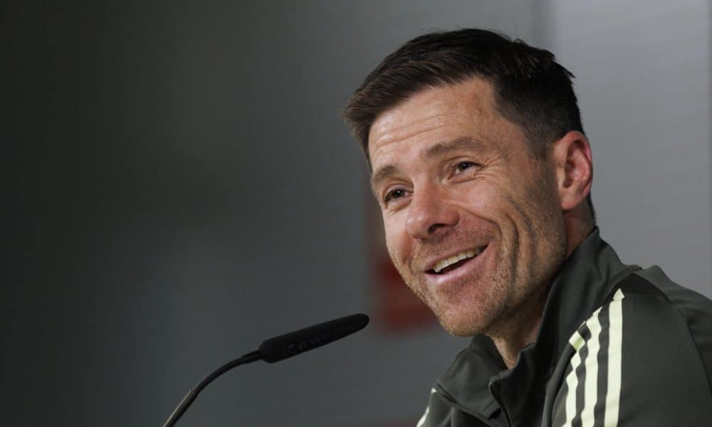 El entrenador del Real Madrid, Xabi Alonso, durante la rueda de prensa posterior al entrenamiento realizado este sábado en la Ciudad Deportiva de Valdebebas. EFE/Sergio Pérez