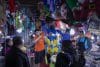 Comerciantes venden las tradicionales piñatas navideñas en el mercado de Sonora, este martes (ayer), en la Ciudad de México (México). EFE/ Isaac Esquivel