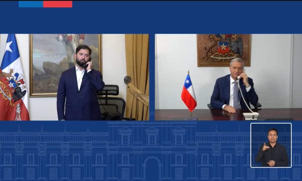 Captura de video tomada de una transmisión del Gobierno de Chile del presidente de Chile, Gabriel Boric (i), hablando con el presidente electo José Antonio Kast este domingo, en Santiago de Chile (Chile). EFE/ Gobierno de Chile