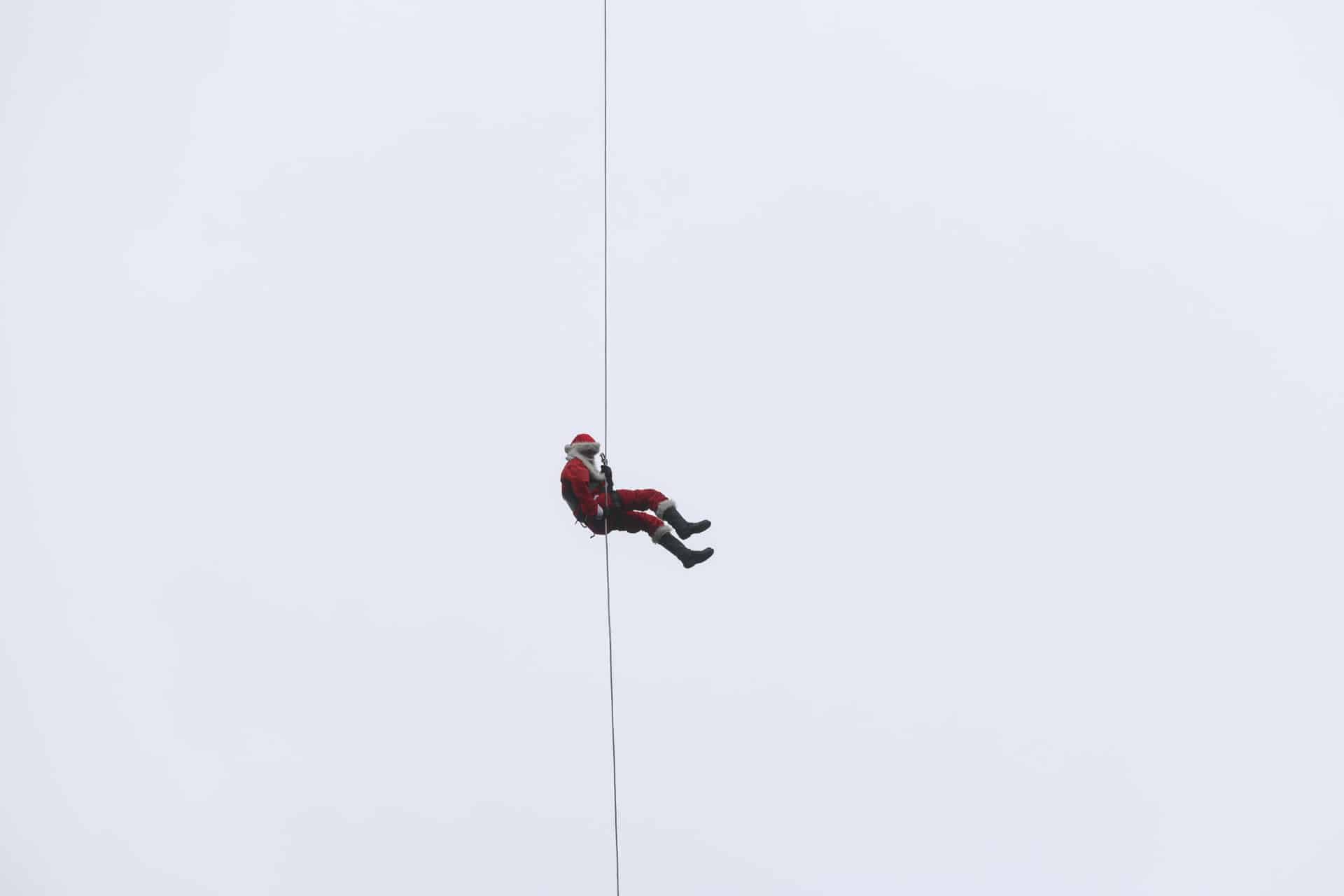 El mayor de los Bomberos Municipales, Héctor Chacón, participa en su tradicional salto, alrededor de 70 metros de altura desde el Puente de las Vacas este domingo, en Ciudad de Guatemala (Guatemala). EFE/ Mariano Macz