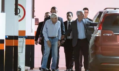 El exministro del Gabinete de Seguridad Institucional (GSI) de Brasil, general de la reserva Augusto Heleno Ribeiro Pereira (i) llega a su casa para cumplir arresto domiciliario este 22 de diciembre de 2025, en Brasilia (Brasil). EFE/ Andre Borges