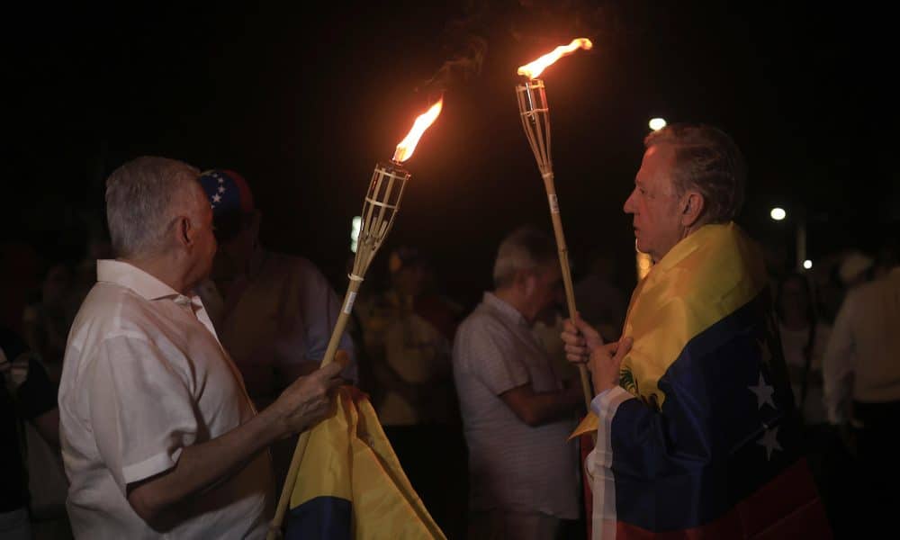 Personas participan en la marcha "por la paz y la libertad" en Venezuela este sábado, en Ciudad de Panamá (Panamá). EFE/ Bienvenido Velasco