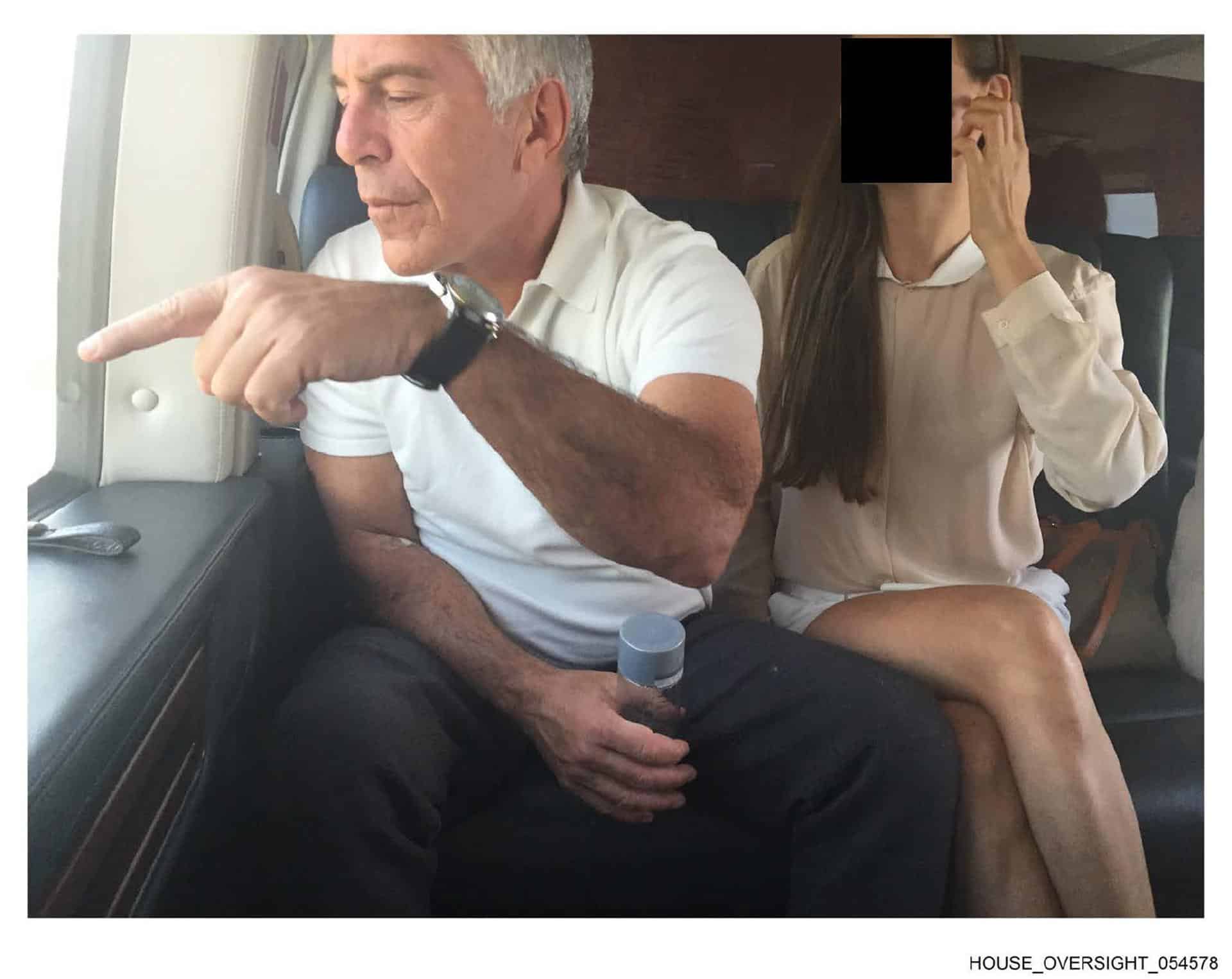Fotografía sin fecha específica de toma, publicada por los demócratas del Comité de Supervisión de la Cámara Baja (Oversight Dems), que muestra a Jeffrey Epstein (i) con una mujer no identificada en un avión. EFE/ Oversight Dems /SOLO USO EDITORIAL/ NO VENTAS/ SOLO DISPONIBLE PARA ILUSTRAR LA NOTICIA QUE ACOMPAÑA (CRÉDITO OBLIGATORIO)