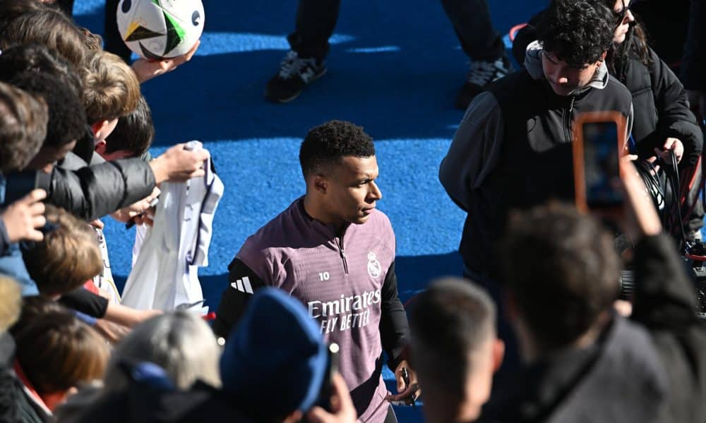 El delantero del Real Madrid Kylian Mbappe firma autógrafos durante el entrenamiento del equipo de este martes celebrado en el estadio Alfredo Di Stéfano, en Valdebebas, que ha sido abierto al público y a los medios de comunicación. El equipo blanco disputa un encuentro de LaLiga el próximo domingo, 4 de enero, frente al Betis. EFE/ Fernando Villar