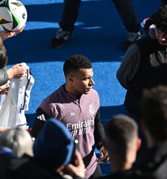 El delantero del Real Madrid Kylian Mbappe firma autógrafos durante el entrenamiento del equipo de este martes celebrado en el estadio Alfredo Di Stéfano, en Valdebebas, que ha sido abierto al público y a los medios de comunicación. El equipo blanco disputa un encuentro de LaLiga el próximo domingo, 4 de enero, frente al Betis. EFE/ Fernando Villar
