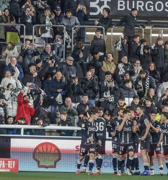 Los jugadores del Burgos celebran el 1-1 conseguido durante el partido de los dieciseisavos de final de la Copa del Rey disputado este jueves en Burgos. EFE/Santi Otero