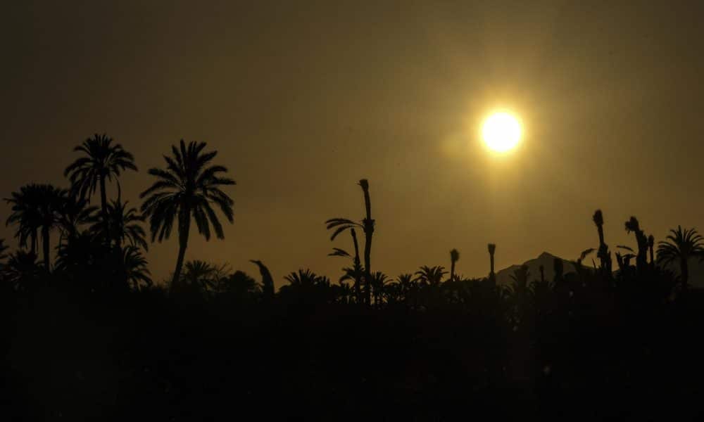 Vista de la sierra de Crevillente durante un atardecer en Alzabares, una pedanía del campo de Elche (Alicante). EFE/Pablo Miranzo