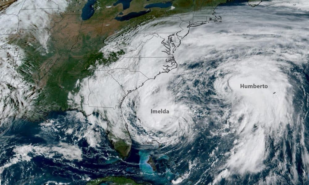 Fotografía satelital cedida por la Oficina Nacional de Administración Oceánica y Atmosférica de Estados Unidos (NOAA) de una imagen capturada por el satélite GOES-19 a los huracanes Imelda (i) y Humberto azotando la costa este de Estados Unidos el 30 de septiembre de 2025. EFE/NOAA /SOLO USO EDITORIAL /NO VENTAS /SOLO DISPONIBLE PARA ILUSTRAR LA NOTICIA QUE ACOMPAÑA /CRÉDITO OBLIGATORIO