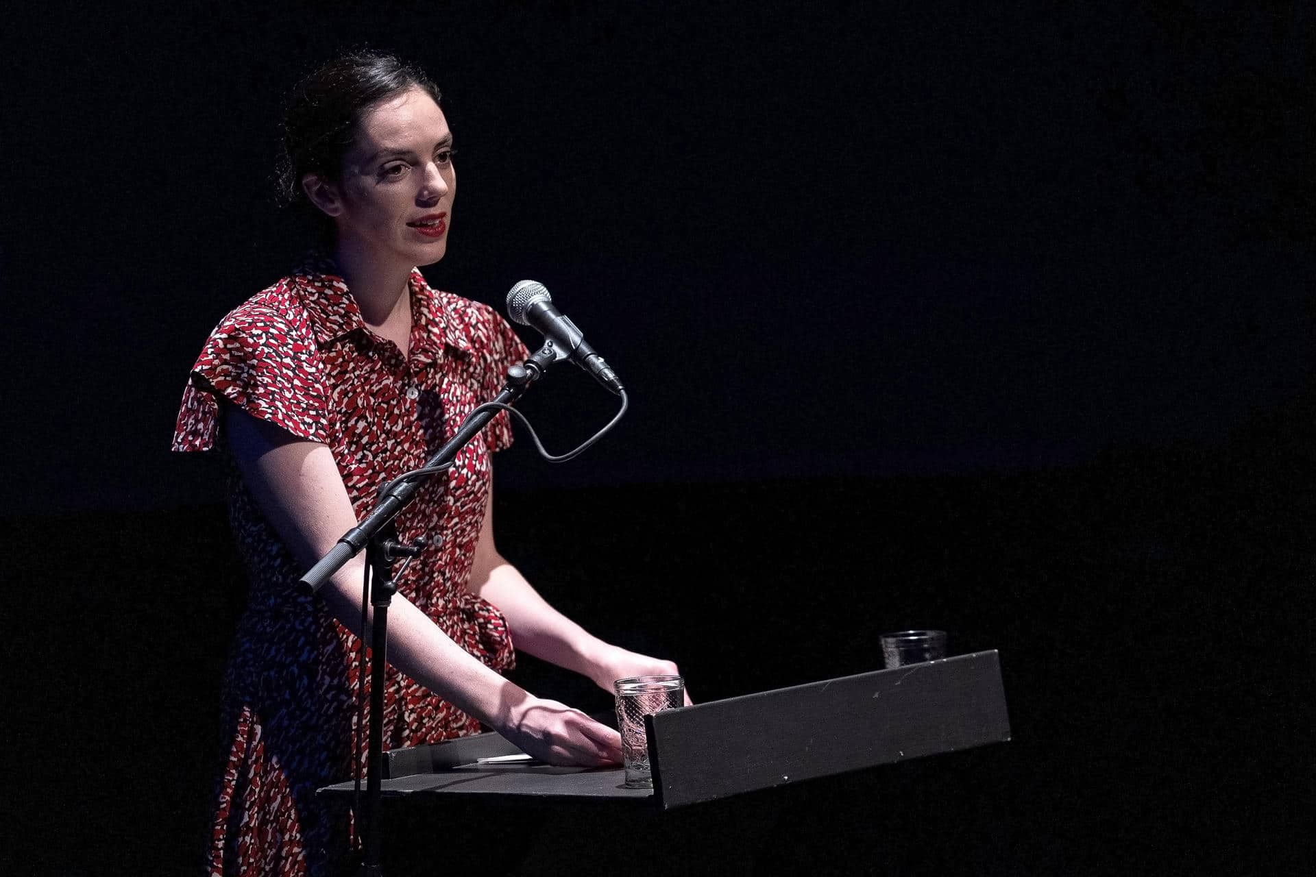 AME6209. BOGOTÁ (COLOMBIA), 05/12/2025.- Fotografía de archivo del 11 noviembre de 2024 de la subsecretaria del Patrimonio Cultural del Ministerio de las Culturas, las Artes y el Patrimonio de Chile, Carolina Pérez Dattari, hablando en una conferencia, en Valparaíso (Chile). "No hay familia en Chile que no haya ido al circo y disfrutado de él; eso es algo muy valioso", señaló Carolina, que subraya la necesidad de su preservación en tiempos donde este tipo de espectáculos ya no son tan frecuentados como antaño. EFE/ Adriana Thomasa ARCHIVO