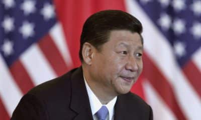 Imagen de archivo del presidente de China, Xi Jiping, con banderas de Estados Unidos de fondo, en un encuentro bilateral con empresarios estadounidenses celebrado en Pekín. EFE/Lingtao Zhang