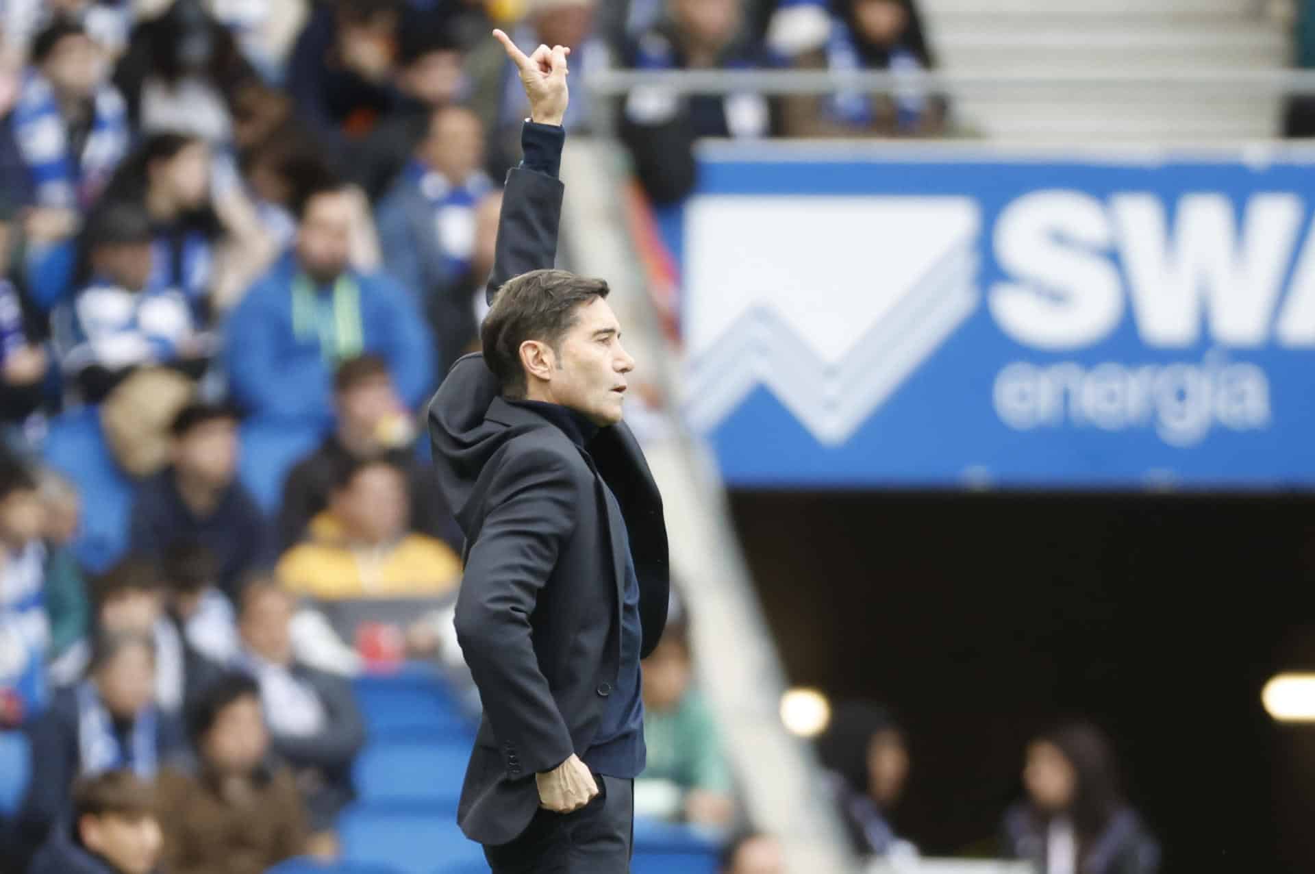 El entrenador del Villarreal, Marcelino García Toral, durante el partido de LaLiga EA Sports que este domingo enfrentó a la Real Sociedad y al Villarreal en San Sebastián. EFE/Javier Etxezarreta