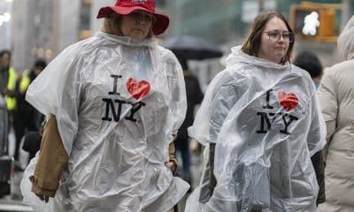Personas se protegen de la lluvia este lunes, en Nueva York (Estados Unidos). EFE/ Angel Colmenares