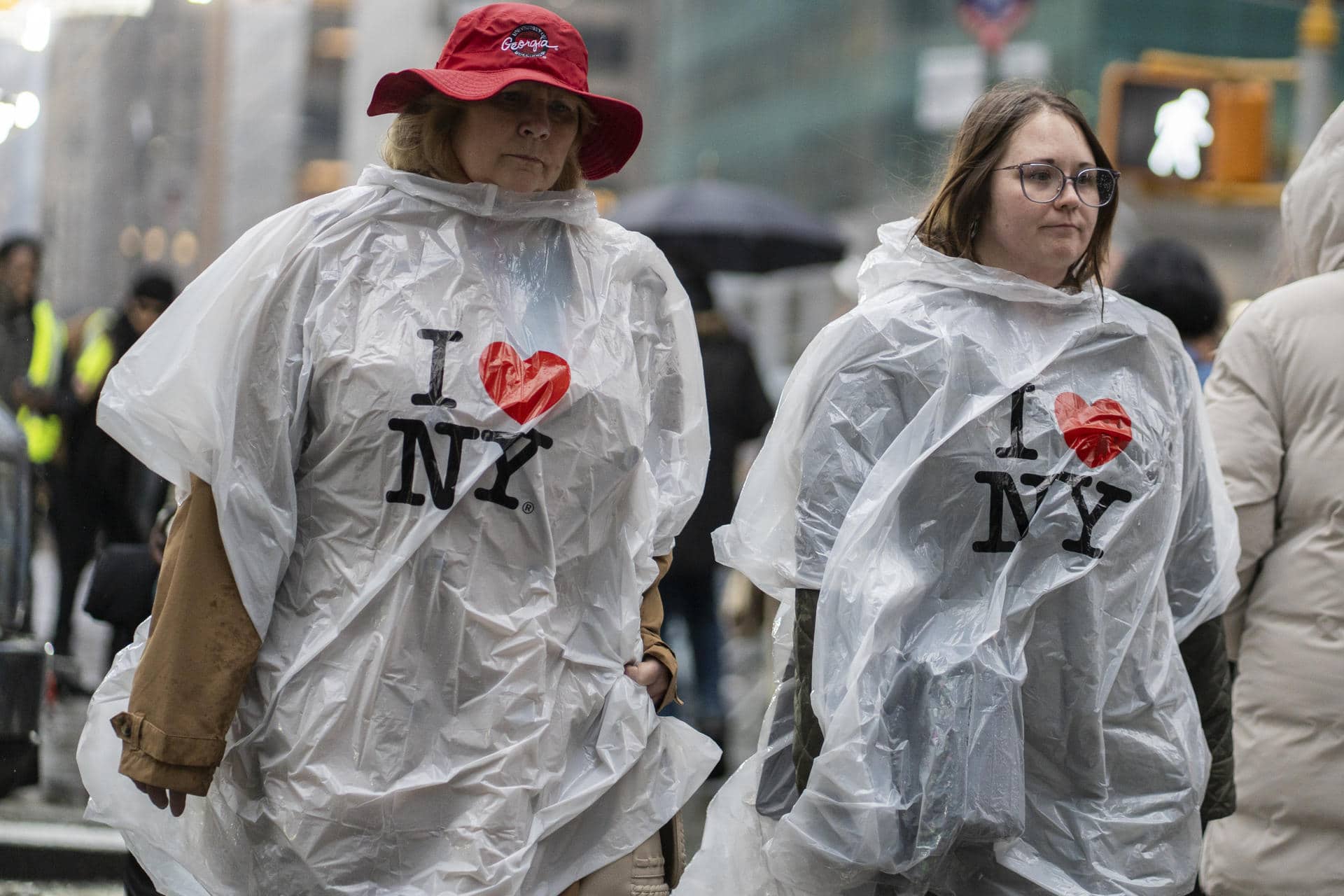 Personas se protegen de la lluvia este lunes, en Nueva York (Estados Unidos). EFE/ Angel Colmenares