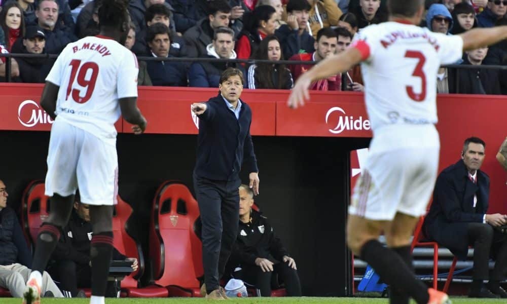 El entrenador del Sevilla, Matías Almeyda (c), Batista Mendy (i) y César Azpilicueta (d), durante un partido en el Sánchez Pizjuán. EFE/ Raúl Caro