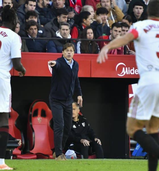 El entrenador del Sevilla, Matías Almeyda (c), Batista Mendy (i) y César Azpilicueta (d), durante un partido en el Sánchez Pizjuán. EFE/ Raúl Caro