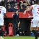 El entrenador del Sevilla, Matías Almeyda (c), Batista Mendy (i) y César Azpilicueta (d), durante un partido en el Sánchez Pizjuán. EFE/ Raúl Caro