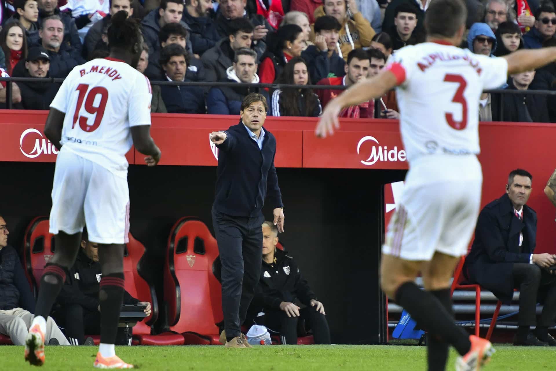 El entrenador del Sevilla, Matías Almeyda (c), Batista Mendy (i) y César Azpilicueta (d), durante un partido en el Sánchez Pizjuán. EFE/ Raúl Caro