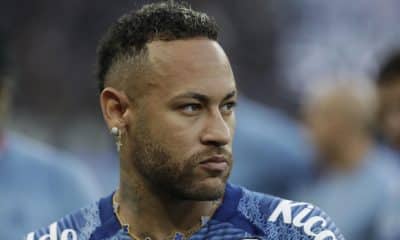 Fotografía tomada a la estrella del club Santos, el delantero Neymar, quien ha sido sometido este lunes a una artroscopia para corregir una lesión en el menisco de la rodilla izquierda. EFE/ Sebastiao Moreira