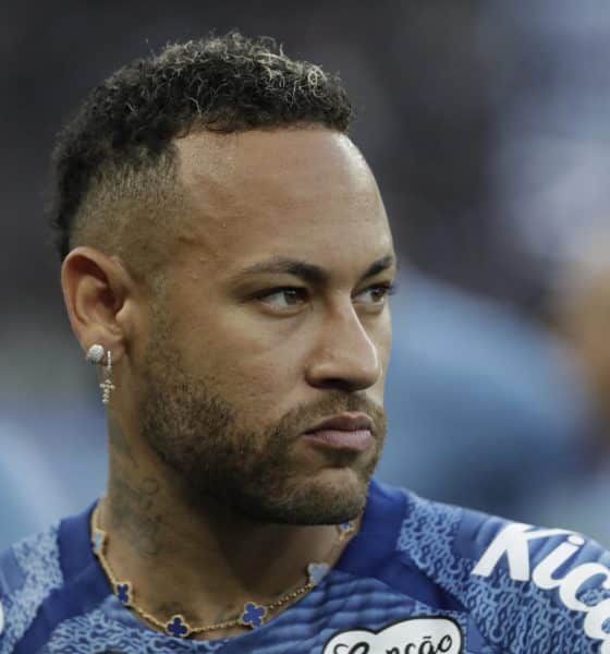 Fotografía tomada a la estrella del club Santos, el delantero Neymar, quien ha sido sometido este lunes a una artroscopia para corregir una lesión en el menisco de la rodilla izquierda. EFE/ Sebastiao Moreira