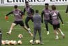 El delantero del Real Madrid, Vinicius Jr (2i) y el centrocampista Aurélien Tchouaméni (2d) durante el entrenamiento del equipo en Valdebebas, Madrid, antes de su enfrentamiento copero contra el Talavera CF. EFE/Chema Moya