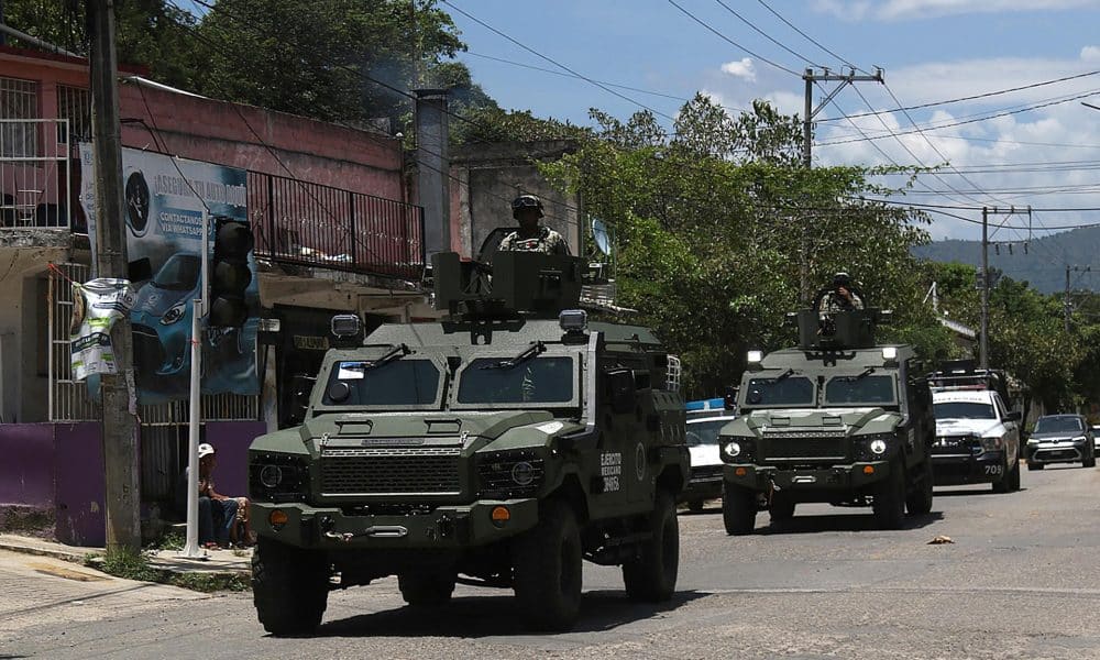Integrantes del Ejercito Mexicano patrullan por una calle en el estado de Guerrero (México). Imagen de archivo. EFE/ José Luis De La Cruz