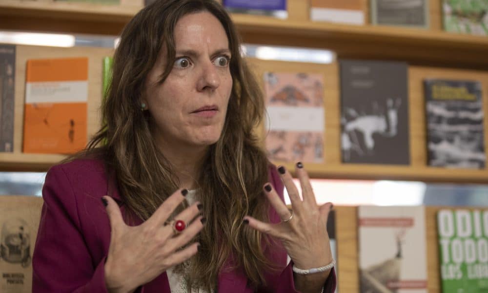 La escritora mexicana Daniela Tarazona, habla durante una entrevista con EFE, este sábado en Ciudad de México (México). EFE/Isaac Esquivel