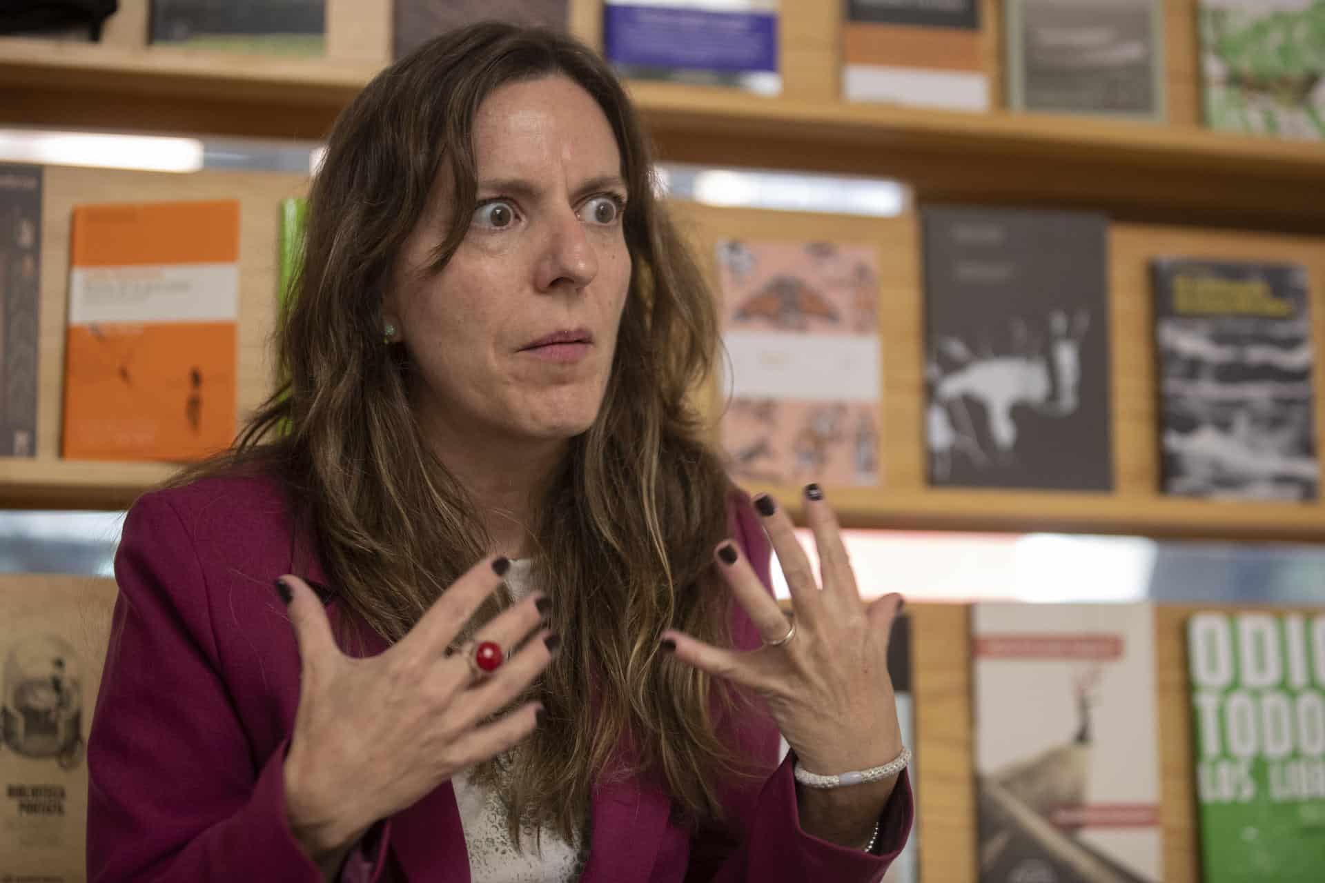 La escritora mexicana Daniela Tarazona, habla durante una entrevista con EFE, este sábado en Ciudad de México (México). EFE/Isaac Esquivel