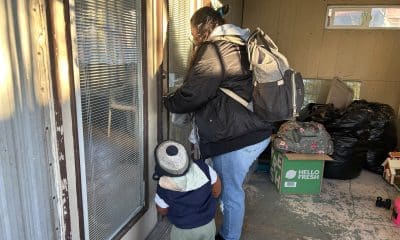 La inmigrante colombiana Yarlidis Goez-Santos sale de su apartamento junto a su hijo para el viaje de la autodeportación hacia su país de origen este martes, en Tucson, Arizona (EE.UU.). EFE/ María León